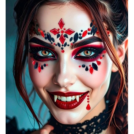 Modele ar sarkanu un melnu kristālu sejas uzlīmēm "Sarkanais Vampīrs" uz pieres un ap acīm
