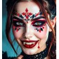 Modele ar sarkanu un melnu kristālu sejas uzlīmēm "Sarkanais Vampīrs" uz pieres un ap acīm